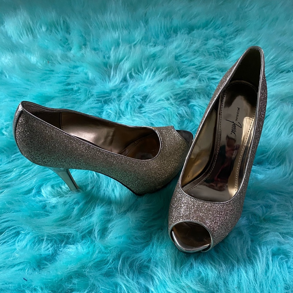 Gold glitter heel shoes